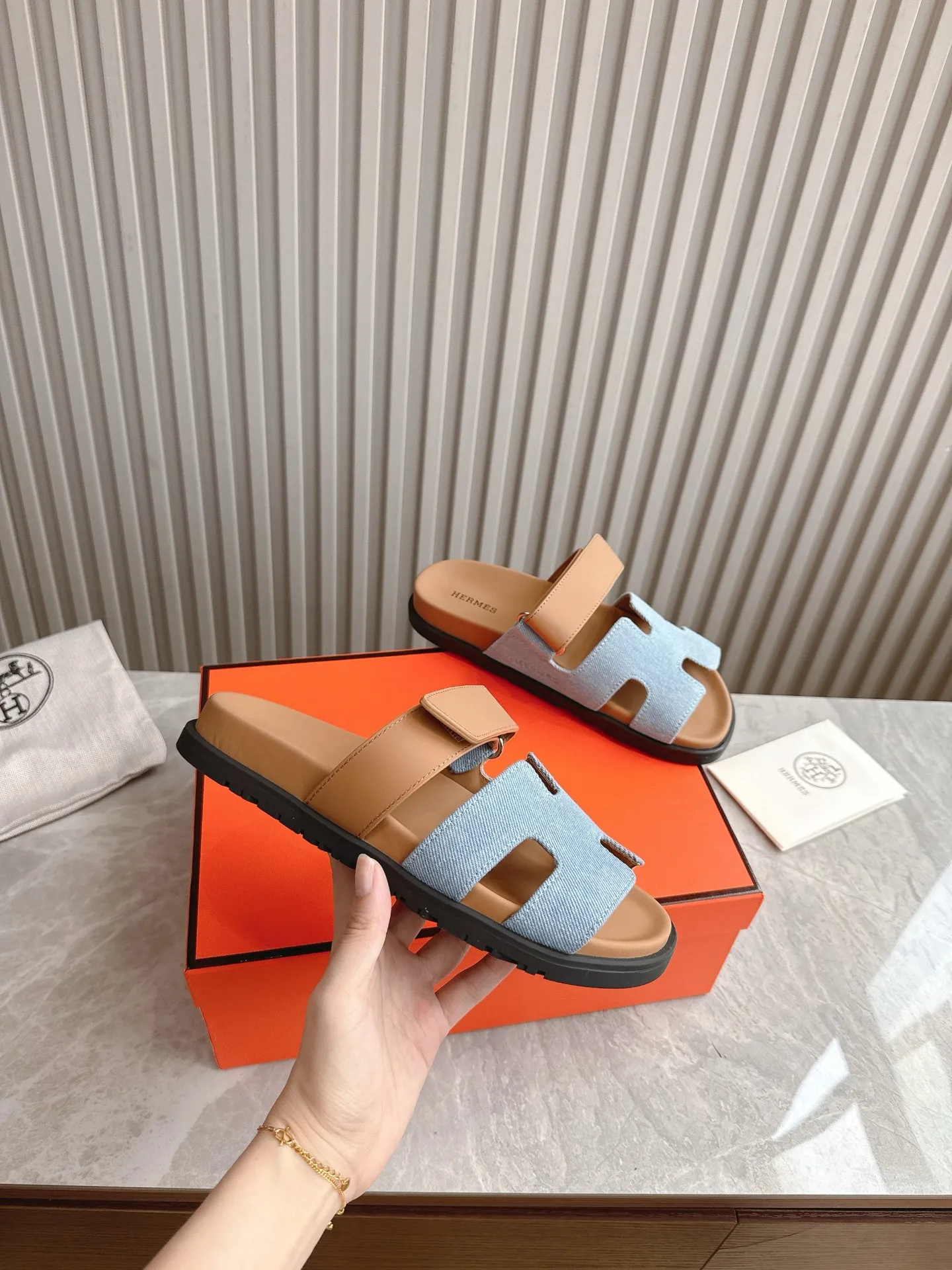 p480🐮🐮Couple model (top version) H family 2024 spring and summer new style HERMES Hermes' recently popular couple model pig nose angle sandals and slippers, paired with various colorful socks, popular. Upper: imported original deerskin (the genuine leather edging is not ordinary super migration). Lining: imported genuine leather. Outsole: Tpu non-slip and wear-resistant outsole. Size: Female 35-42 (40/42 non-returnable and non-exchangeable) Male size: 39-45 (45 non-refundable and non-exchangeable)